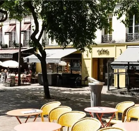 Au Centre Historique De Parigi